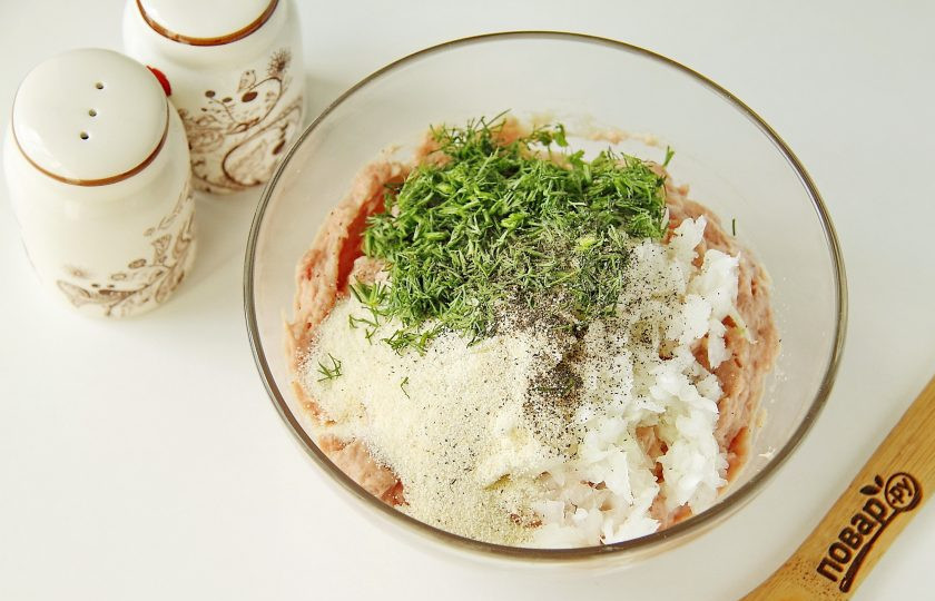 1. Этап. Суфле из индейки в мультиварке: Добавьте натертый на крупной терке лук, измельченную свежую зелень, соль и перец по вкусу.