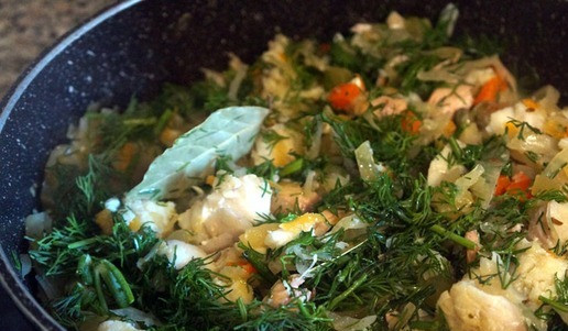 1. Этап. Солянка рыбная оригинальная: Отправить в кастрюлю лавровый лист, укроп, посыпать перцем, перемешать, выключить плиту и оставить солянку под крышкой.