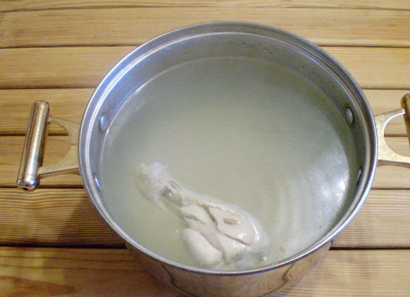 1. Этап. Суп с зеленью и яйцом: 1. Сначала приготовим для супа бульон. Для этого кладем в холодную воду ножку и варим 10-15 минут. Этот бульон выливаем. Заливаем снова холодной водой, солим и варим второй бульон.