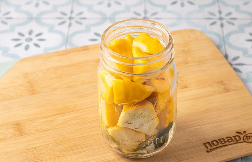 1. Этап. Патиссоны Пальчики оближешь на зиму: Плотно заполните банку патиссонами.