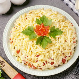 Слоёный салат с тунцом, помидорами, сыром и яйцами