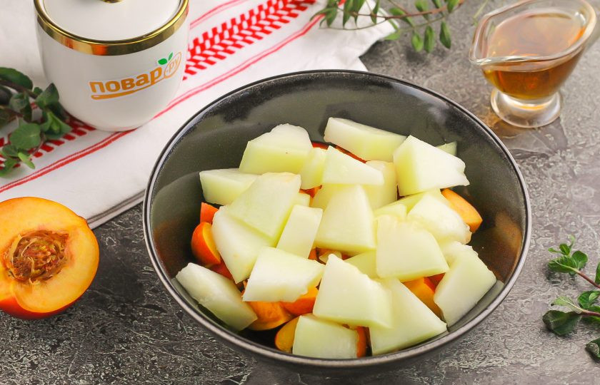 1. Этап. Фруктовый салат с дыней и нектаринами: Удалите семена из дыни, с части плода срежьте кожуру и нарежьте мякоть кубиками. Добавьте в емкость.