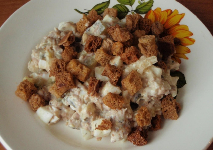 1. Этап. Рыбный салат из консервов сайры: 5. К подаче на стол украшаю салат с сайрой сухарями (которые готовлю самостоятельно или покупаю уже готовые).