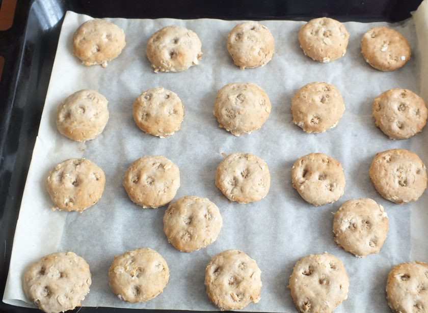 1. Этап. Печенье из яблок и бананов: По истечении времени достаньте печенье, переложите и охладите.