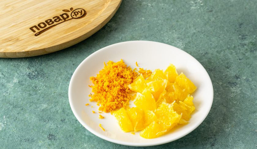 1. Этап. Повидло из тыквы с апельсином: Апельсин обдайте кипятком. Снимите цедру, затем очистите апельсин. Мякоть нарежьте на небольшие ломтики, косточки удалите.