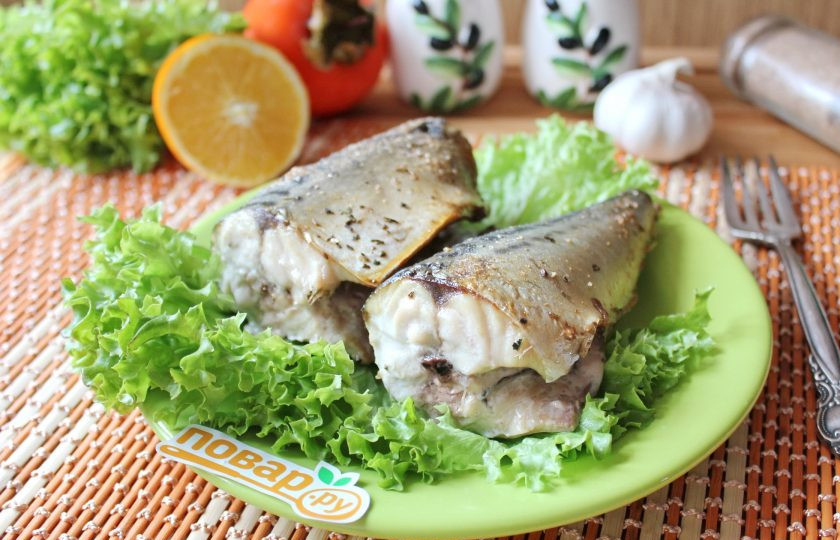 1. Этап. Скумбрия с апельсинами запеченная: Скумбрия, запеченная с апельсинами и хурмой готова. Подавайте к столу с овощами и любым гарниром.