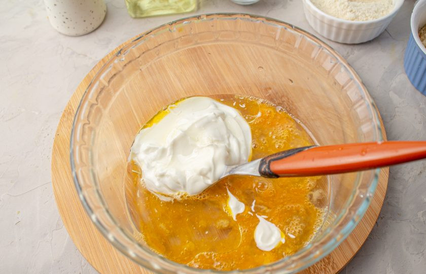 1. Этап. Кето-хлеб в микроволновке: Добавьте сметану, соедините с яйцом.