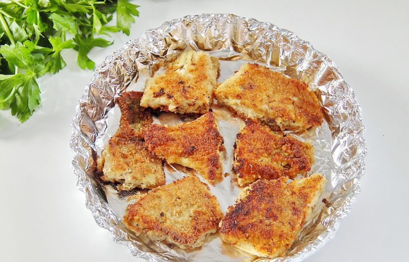 1. Этап. Камбала в сливках: 3. Затем обваляйте рыбу в муке или панировочных сухарях и обжарьте на сливочном масле с двух сторон до готовности. Форму для выпечки застелите фольгой и выложите обжаренные кусочки камбалы.