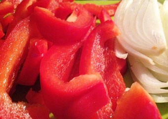 1. Этап. Треска под маринадом в мультиварке: Перец и лук так же моем и чистим и режем полукольцами.