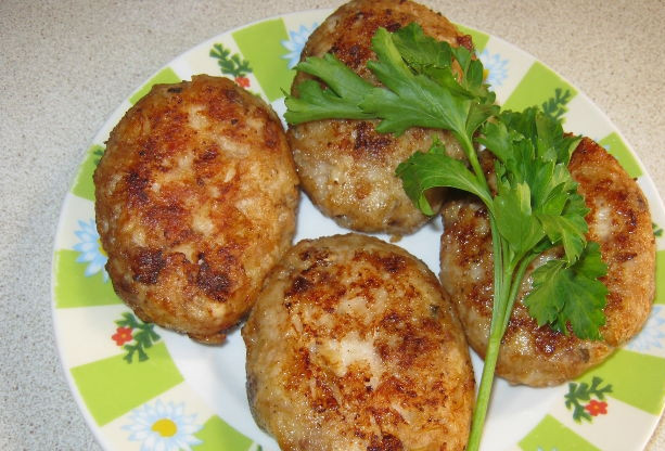 1. Этап. Сочные рыбные котлеты: Котлеты хороши с любой зеленью. Можно кушать их отдельно от всего, а можно с гарниром. Приятного аппетита!