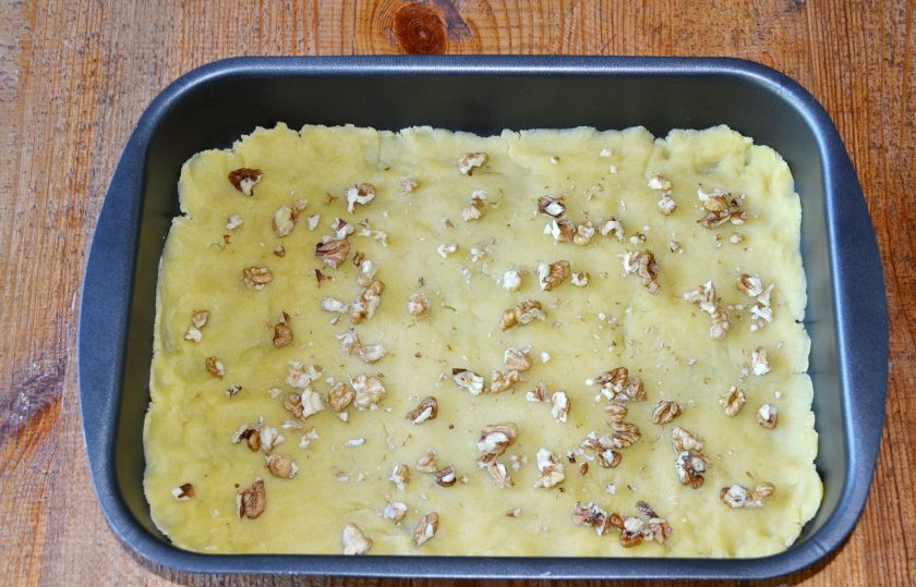 1. Этап. Торт Прекрасная Мария: Присыпьте грецкими орешками.