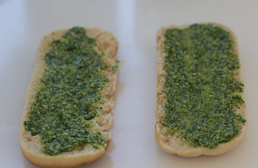 1. Этап. Панини с курицей: 1. Булочки разрежьте вдоль пополам. Смажьте соусом.