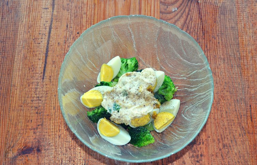 1. Этап. Салат с брокколи и яйцом: По желанию можно посолить или добавить по вкусу перец.