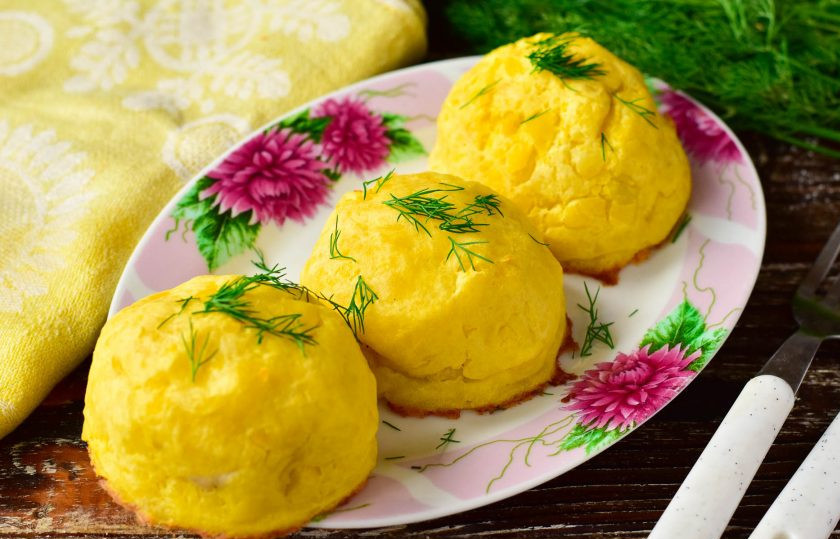 1. Этап. Мясо запеченное в пюре: Переложите готовое блюдо на красивую тарелочку.