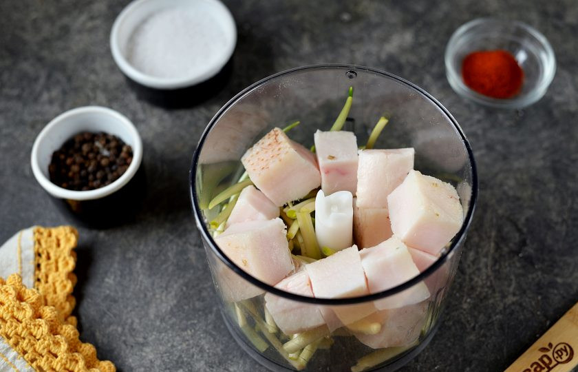 1. Этап. Намазка на хлебцы Сало с черемшой: Срежьте шкуру, нарежьте сало небольшими кусочками, переложите в чашу блендера вместе с черемшой.