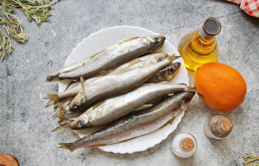 1. Этап. Корюшка на мангале: Подготовьте все необходимые ингредиенты для приготовления корюшки на мангале.