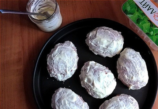 1. Этап. Запечённые котлеты из индейки с кориандром: Обмазываем верх каждой котлеты этой смесью. Ставим в духовку, выставив Т-180*С и время 20 минут. Мне этого времени хватило. Ориентируйтесь на свою духовку.