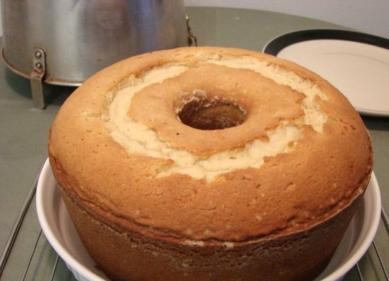 1. Этап. Легкий рецепт кекса: 8. Переложите кекс из формы в тарелку, смажьте кекс глазурью пока он еще горячий, а затем остудите. Приятного аппетита!