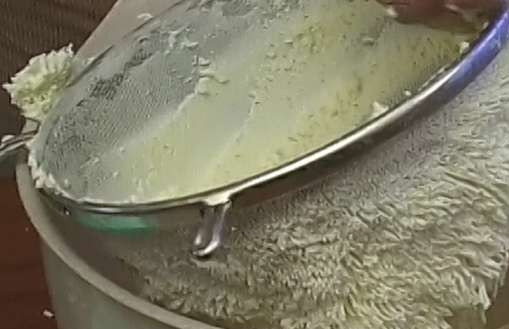 1. Этап. Пирог со щавелем от Юлии Высоцкой: Творог протрите через сито. Яйца взбейте венчиком. Петрушку и мяту промойте и измельчите.