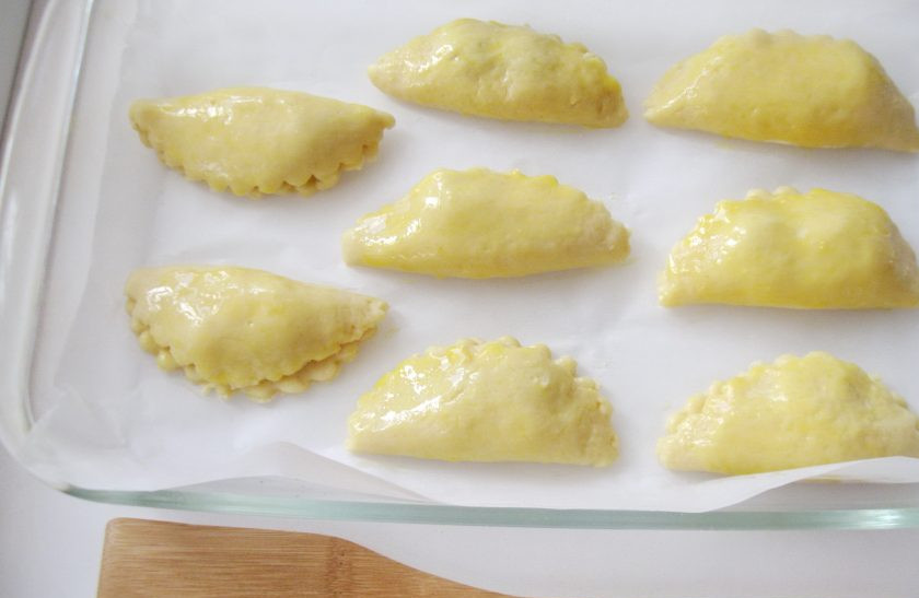 1. Этап. Сочники с вишней: Смажьте их яйцом.