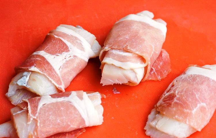 1. Этап. Треска с цветной капустой: Порежьте филе трески кусочками и оберните каждый кусочек листиком бекона.