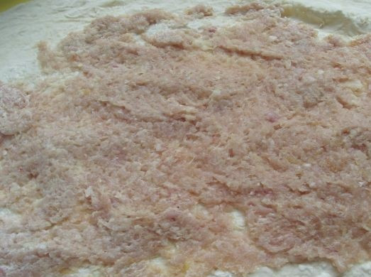 1. Этап. Лаваш с фаршем и сыром: 6. Тонким слоем распределить фарш.