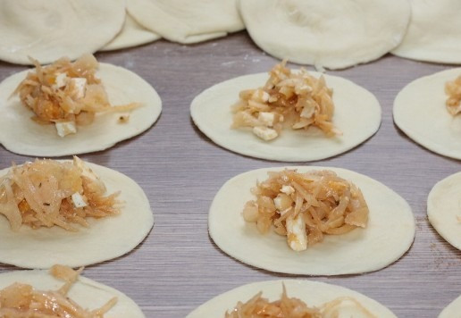 1. Этап. Пирожки из слоеного теста на кефире: 16. Раскатываем каждую заготовку в круг, Ф=10 см и раскладываем начинку.