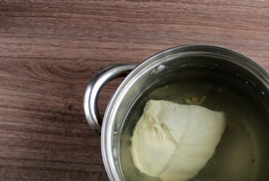 1. Этап. Новогодний салат Символ года: Филе индейки отварить в воде или бульоне 10 минут после закипания и остудить в бульоне.