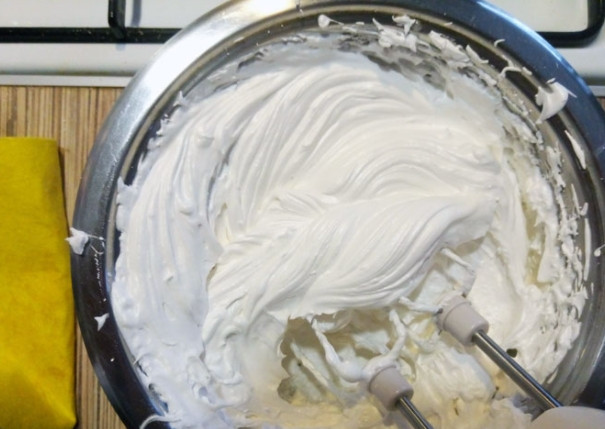 1. Этап. Белковый заварной крем: Когда вода закипела, ставим белки на водяную баню. Всыпаем лимонную кислоту и взбиваем на медленной скорости минут 7. Затем увеличиваем скорость и взбиваем еще 3 минуты.