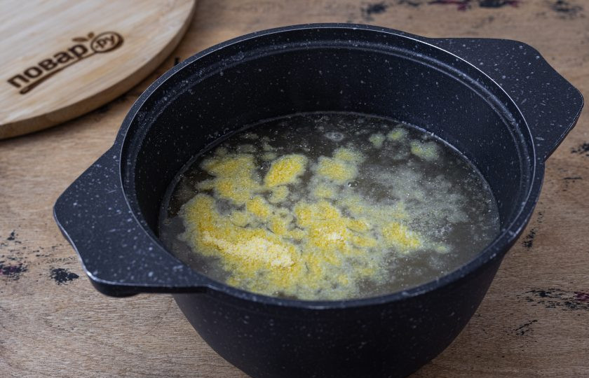 1. Этап. Суп из шпината и кукурузной муки: В кастрюле доведите до кипения бульон. Добавьте кукурузную муку, соль и черный молотый перец.