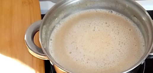 1. Этап. Суп с печенью трески: Как только картофель будет готов, измельчите все до однородного состояния, при помощи погружного блендера.