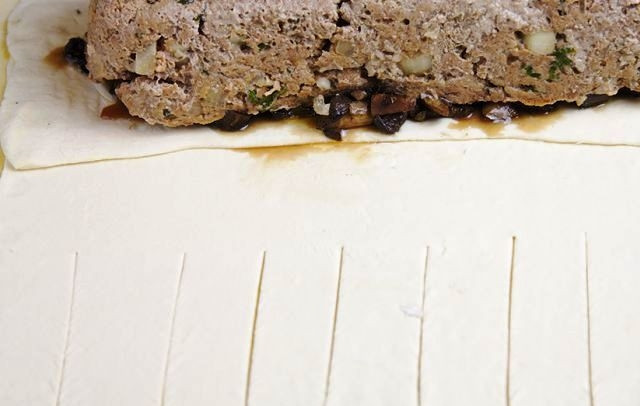 1. Этап. Веллингтон: Вслед за тем на грибы в центр теста выкладываем запеченный фарш.