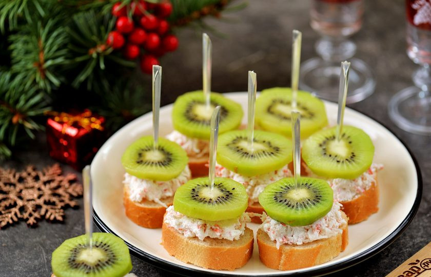 1. Этап. Бутерброды со сливочным сыром, киви и крабовыми палочками: Бутерброды со сливочным сыром, киви и крабовыми палочками готовы! Приятного аппетита!