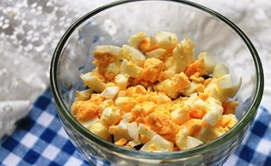 1. Этап. Салат с гранатом: Салат у нас будет слоями. Первым слоем выкладываем половину мяса. Затем полпорции яиц.