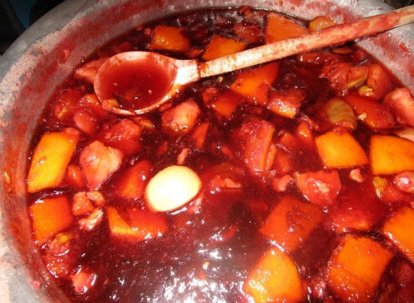 1. Этап. Варенье из сливы, яблока и апельсина: 5. Снова отправьте таз на огонь и варите еще 1 час, регулярно перемешивая его деревянной ложкой.