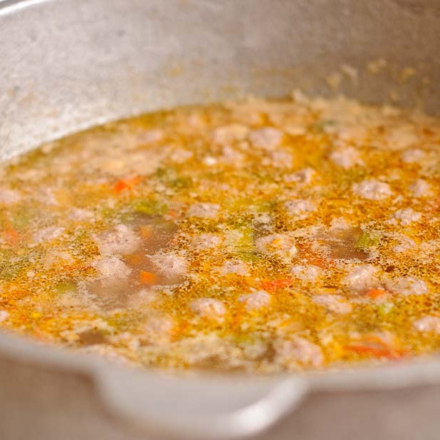 1. Этап. Суп с фрикадельками из говяжего фарша: Налейте воду в кастрюлю и добавьте овощи и специи. Сформируйте фрикадельки и поместите их в бульон. Варить в течении 30 минут.