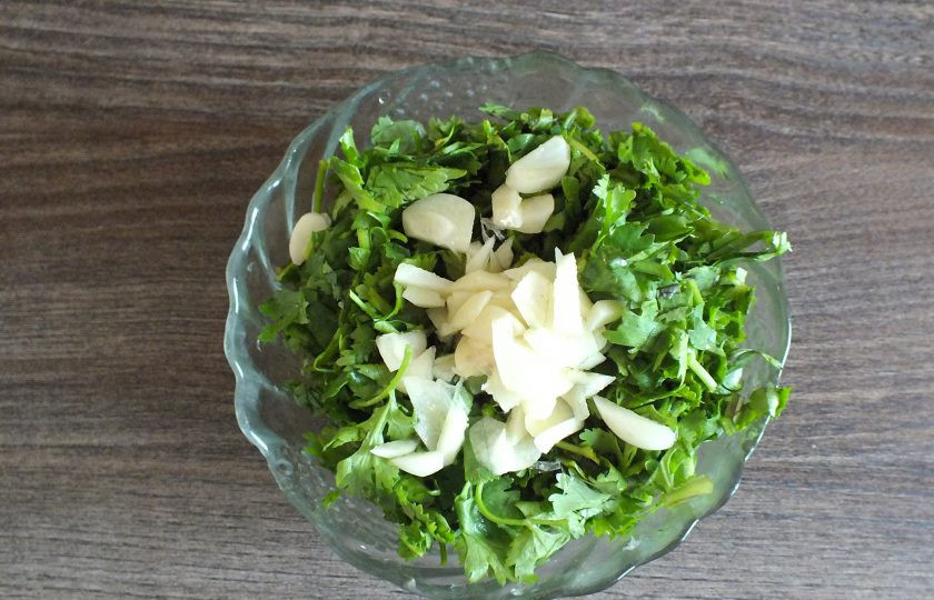 1. Этап. Шашлык из курицы с кинзой: У кинзы удалите стебельки. Зелень нарежьте мелко. Чеснок очистите и нарежьте пластинками. Смешайте с кинзой.