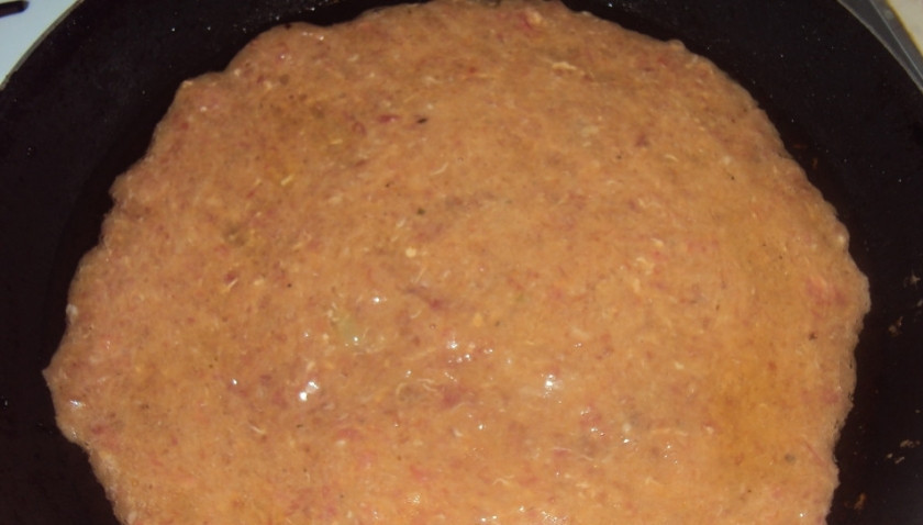 1. Этап. Бризоль куриная: 2. Получится что-то похожее на омлет. Заливаем его в разогретую сковородку и на маленьком огне под крышкой держим 3-4 минуты.