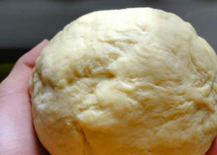 1. Этап. Вегетарианская пицца: Постепенно добавлять оставшуюся воду, постоянно перемешивая. Первоначально вилкой мешать муку от края в середину. Затем месить вручную около 5 минут, пока тесто не станет эластичным и перестанет прилипать к рукам. Тесто положить в миску, накрыть чистым полотенцем и поставить в тёплое место минимум на час, чтобы поднялось в два раза.