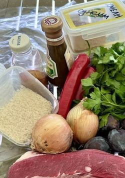 1. Этап. Харчо с орехами и сливой: Готовить харчо буду в мультискороварке. Очень мне понравилась эта электрокастрюля. Чаша мультиварки с округлыми гранями весьма схожа с казаном – это раз. В режиме «жарить» можно легко менять т-ру нагрева. Что очень, как я считаю, важно при приготовлении еды. Особенно по принципу «приготовить в одной посуде». В общем, действительно – практически казан. Конечно, чаша тонкостенная и многое другое «не казаново», но весьма приближенно. Вот всё, что понадобится.