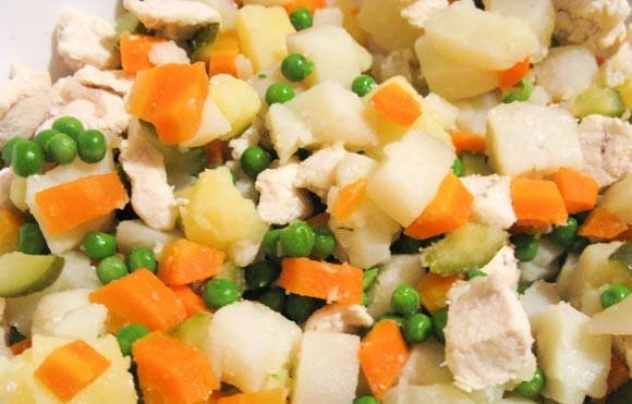 1. Этап. Оливье французский: 3. В большой миске смешайте все отварные овощи, добавьте зеленый горошек, мясо, артишок, огурцы.