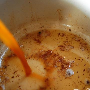 1. Этап. Итальянский суп с фрикадельками: Залить бульон в освободившеюся кастрюлю.