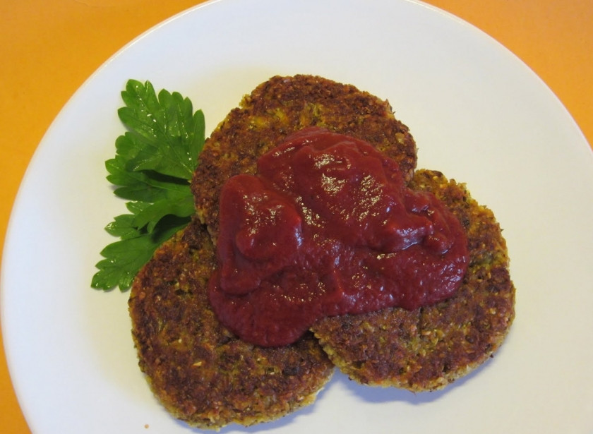 1. Этап. Чечевичные котлеты вегетарианские: Золотистая корочка - показатель того, что котлеты приготовились правильно. Можно подавать их с кетчупом и свежей зеленью. Приятного аппетита!