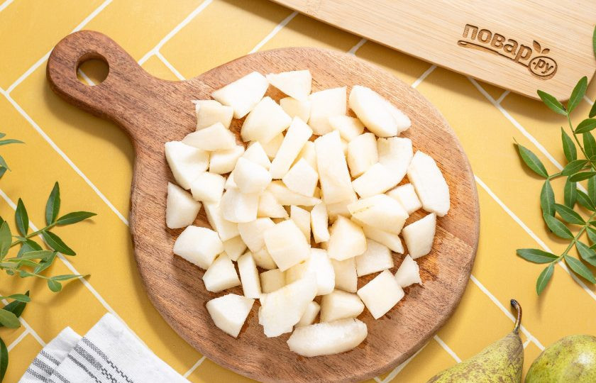 1. Этап. Пастила с йогуртом: Груши очистите от кожуры, вырежьте сердцевину и порежьте на небольшие ломтики.