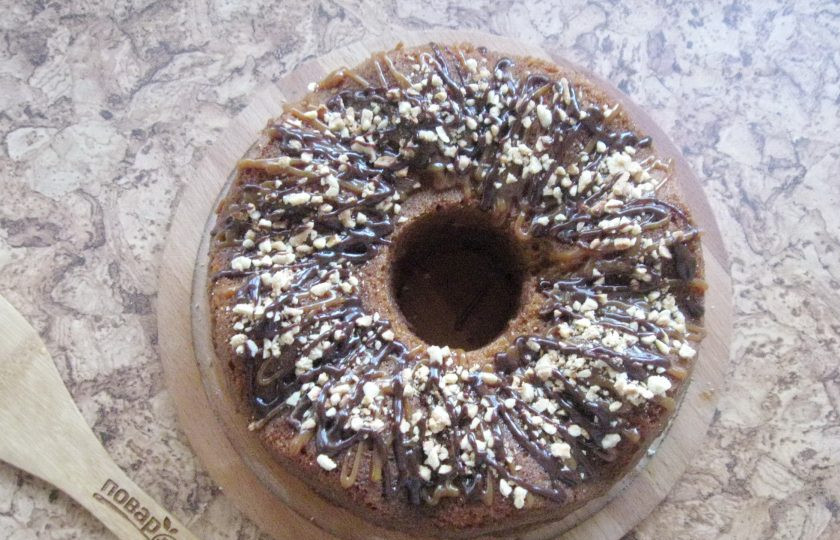 1. Этап. Кекс Сникерс: Шоколад растопите и с помощью кулинарного мешка нанесите узоры на кекс.