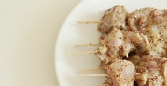 1. Этап. Шашлык из бедра индейки: Перед жаркой мясо достаньте, чтобы оно стало комнатной температуры. Наденьте его на шампура или шпажки.