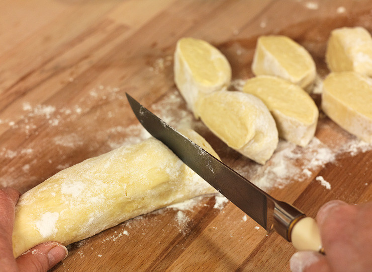 1. Этап. Самса с тыквой: 3. Скатать тесто небольшим рулетом и нарезать кусочками одинакового размера. Если используете готовое тесто, то его нужно совсем немного раскатать.