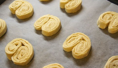 1. Этап. Берлинское печенье: 4. Противень застелите бумагой для выпечки и выложите печенье. Отправьте его в разогретую духовку буквально на 15 минут.