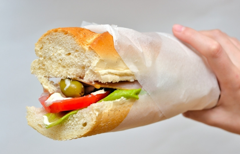 1. Этап. Cэндвич как в Сабвей: Заверните в пищевую бумагу, чтобы начинка не выпадала. Приятного аппетита.