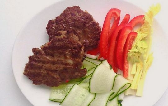 1. Этап. Котлеты из индейки с манкой: Подайте котлеты с овощами, картофельным пюре или сделайте бургеры.